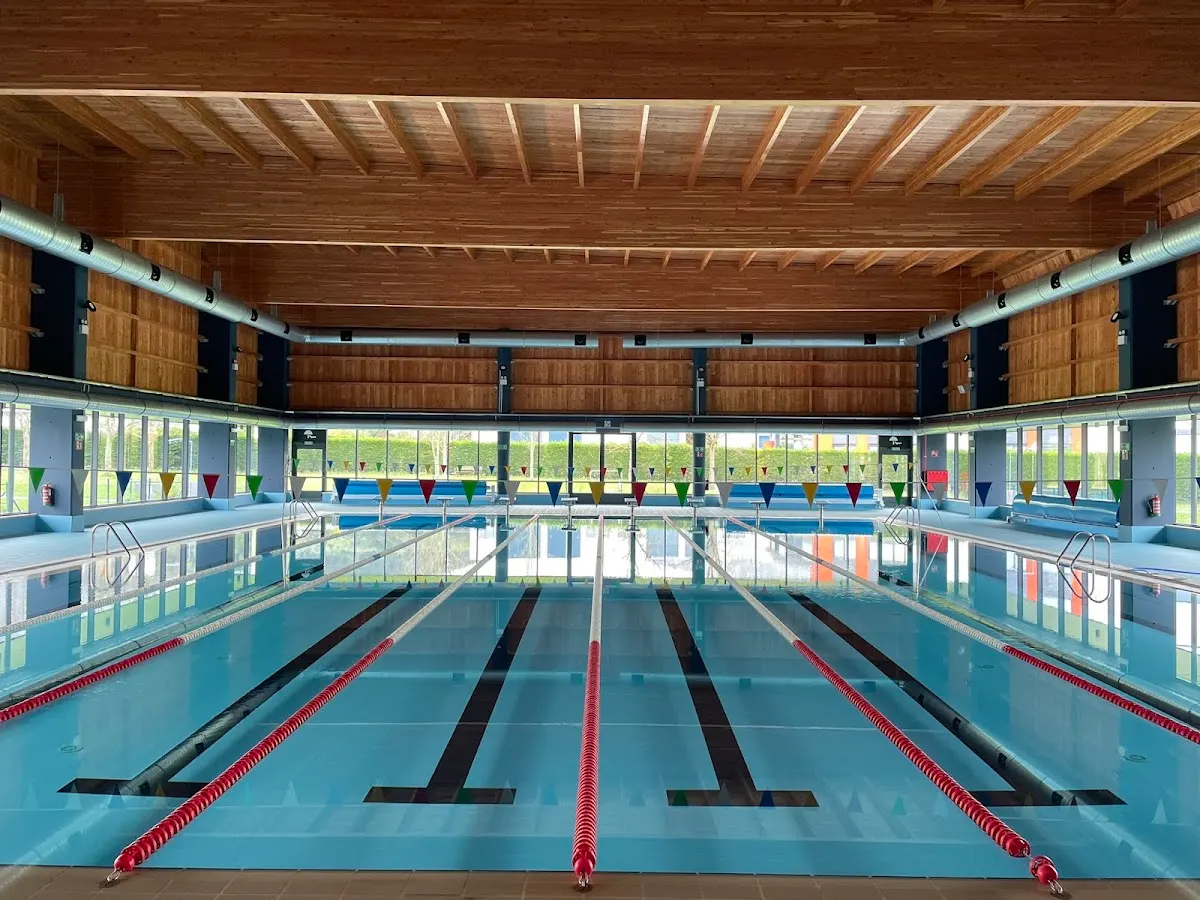 Piscina cubierta de Polideportivo Astola Kiroldegia, con calles de nado