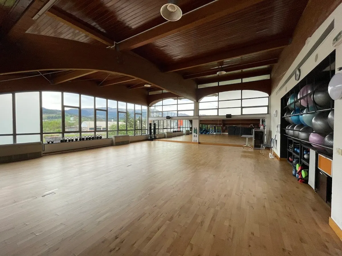 Sala de actividades con material deportivo en Polideportivo Astola Kiroldegia
