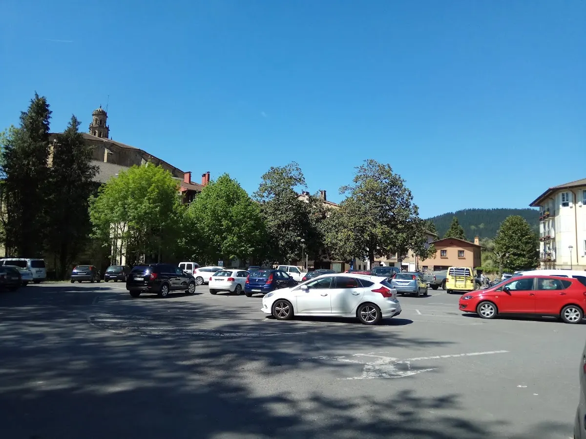 Aparcamiento junto al Polideportivo Municipal de Elorrio