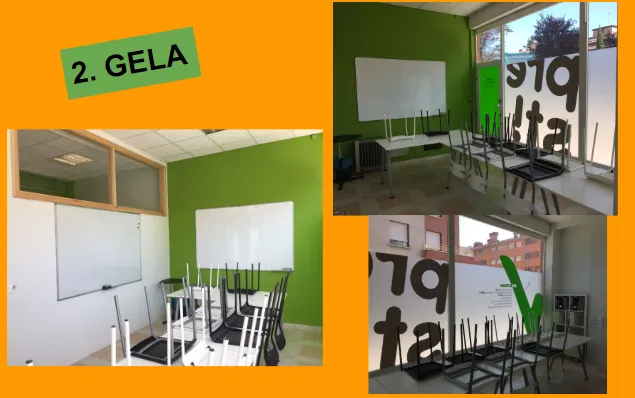 Aula de prest! AKADEMIA con mesas, sillas y pizarra; el mobiliario está recogido.