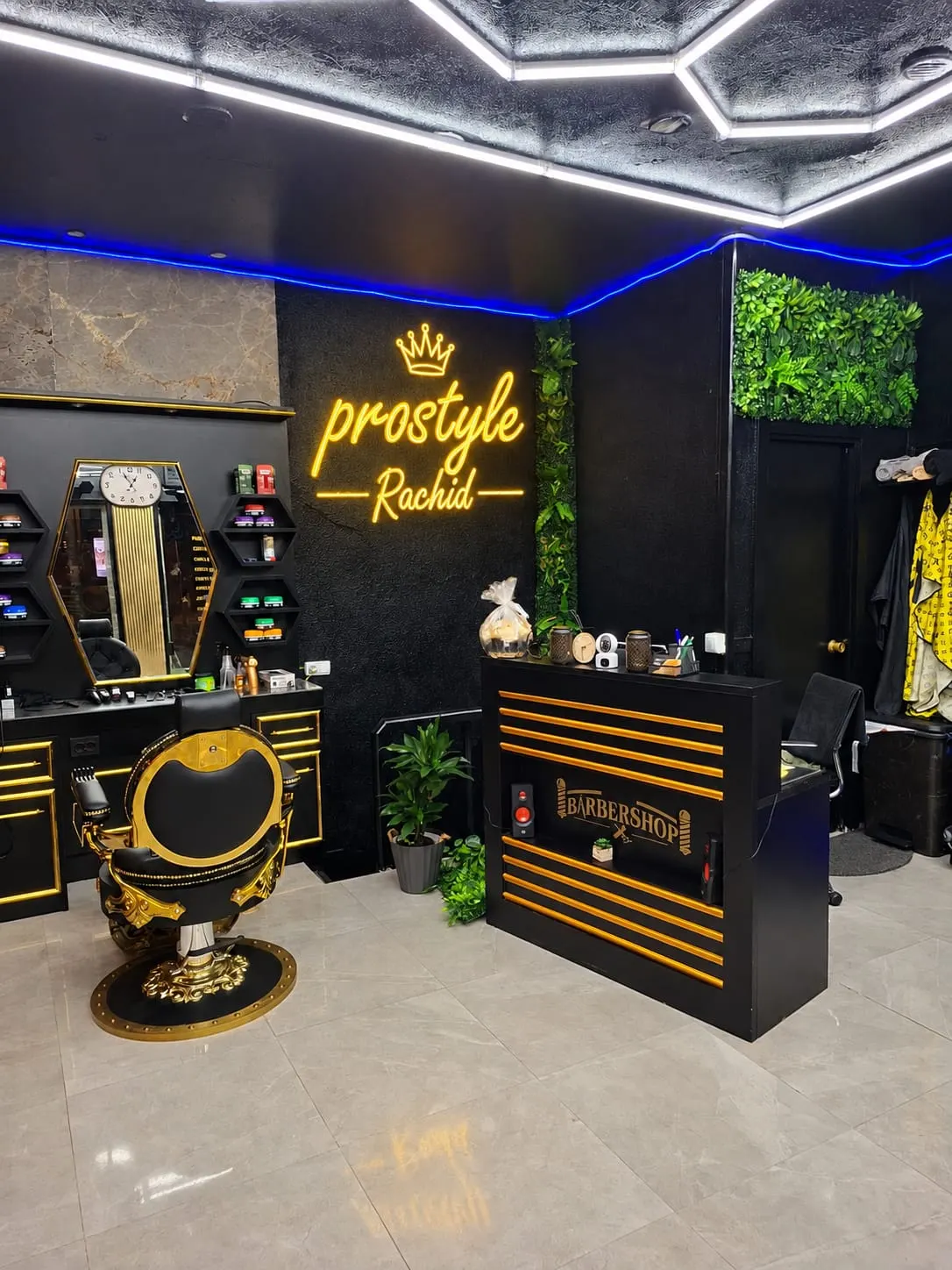 Zona de recepción y sillón de barbería de Pro Style Rachid.