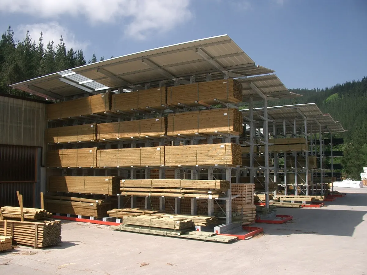 Almacén exterior de Protec Madera con madera apilada bajo una cubierta