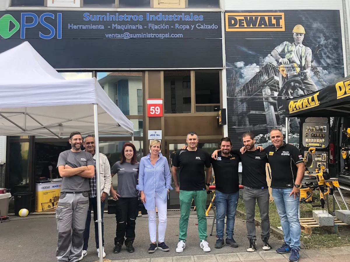 Equipo de PSI Suministros Industriales frente a la entrada de la tienda.
