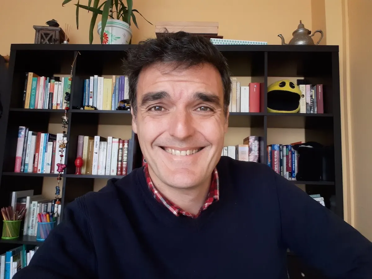 Profesional de Psicolagun sentado frente a una estantería con libros.
