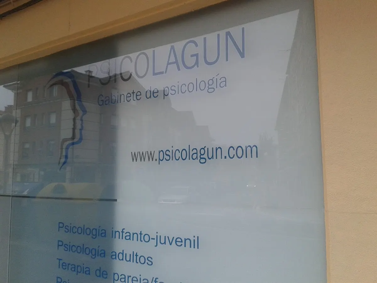Rótulo de Psicolagun Gabinete de psicología en el escaparate del centro.