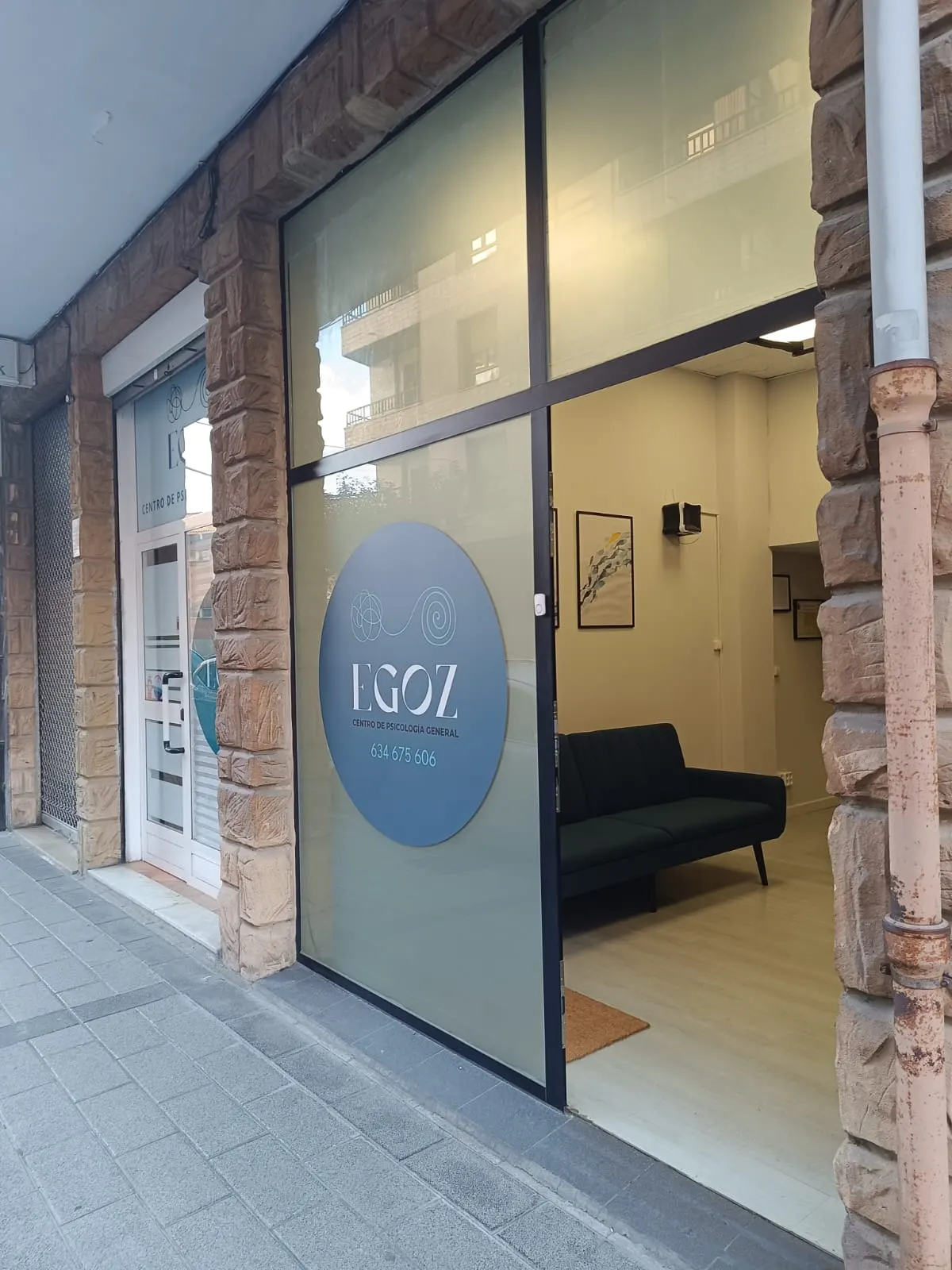 Entrada acristalada del centro de psicología EGOZ en Amorebieta-Etxano.