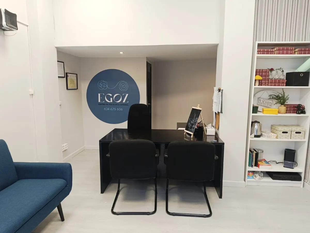 Recepción y zona de espera del centro EGOZ, con el logotipo en la pared.