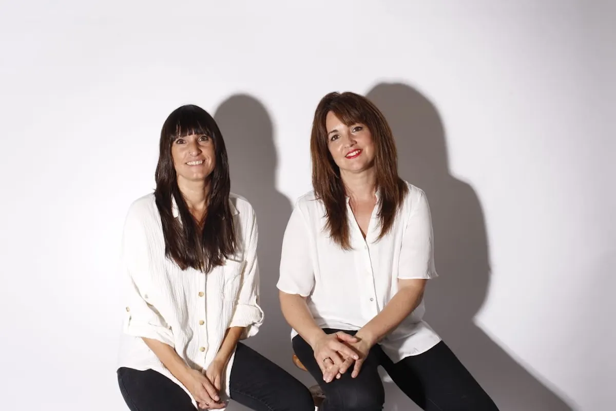 Dos profesionales de Magalean sentadas frente a un fondo claro.