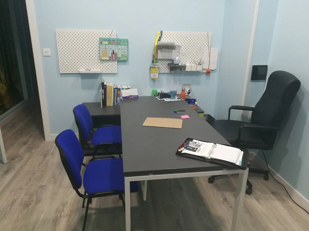 Sala de consulta de Psicología Amorebieta, con mesa y sillas para las sesiones.