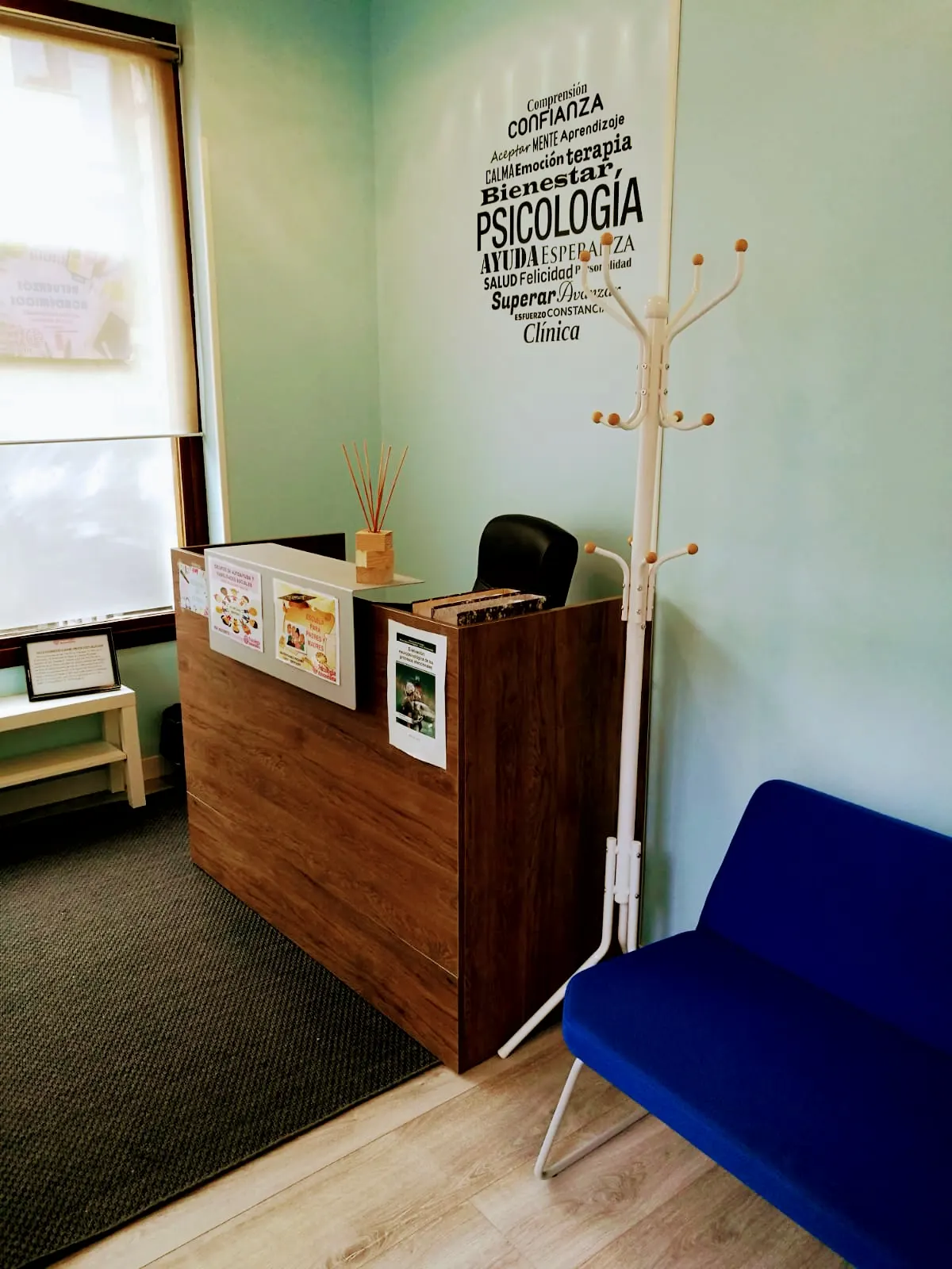 Recepción de Psicología Amorebieta, con mostrador y zona de espera.