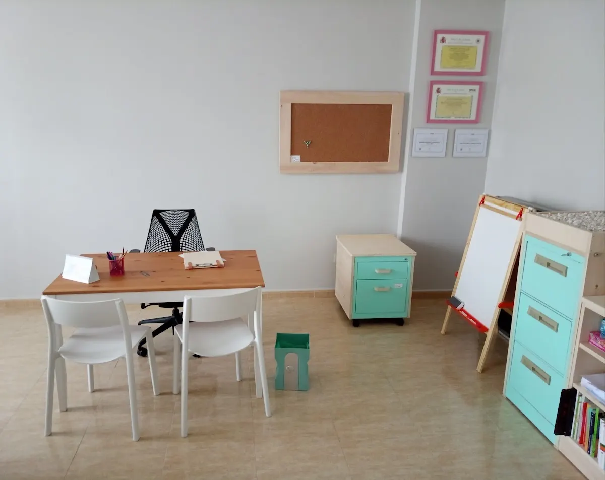 Espacio de consulta de Psikologia Durango con mesa, sillas y material para las sesiones.