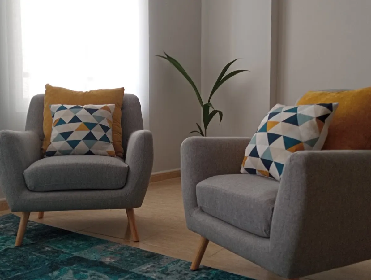 Dos sillones en una sala de Psikologia Durango.