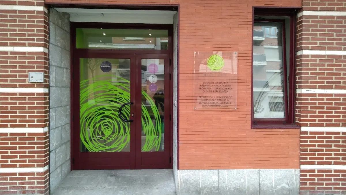 Entrada de Psikologoak, con un diseño verde en la puerta.