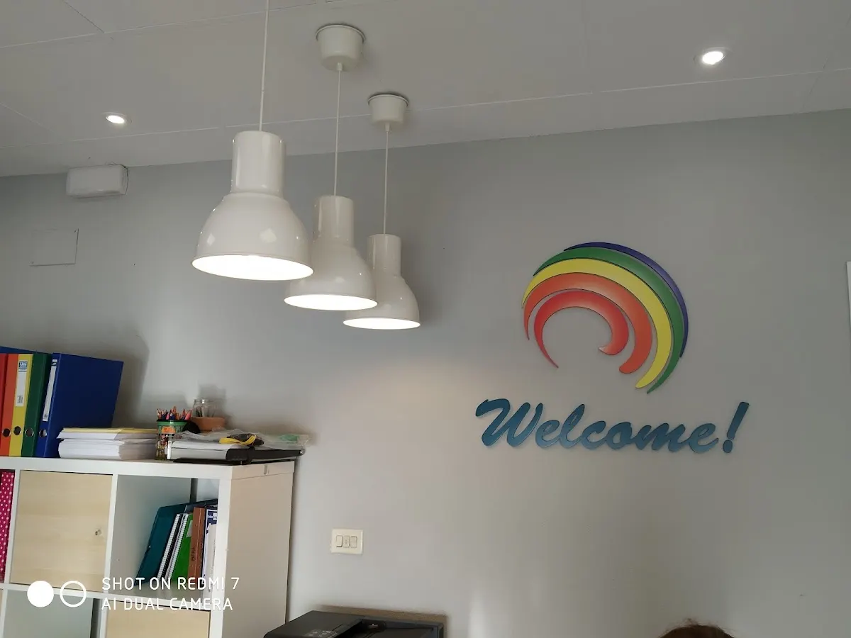 Interior de Pym’s Idiomas con el rótulo Welcome! y mesas de trabajo.