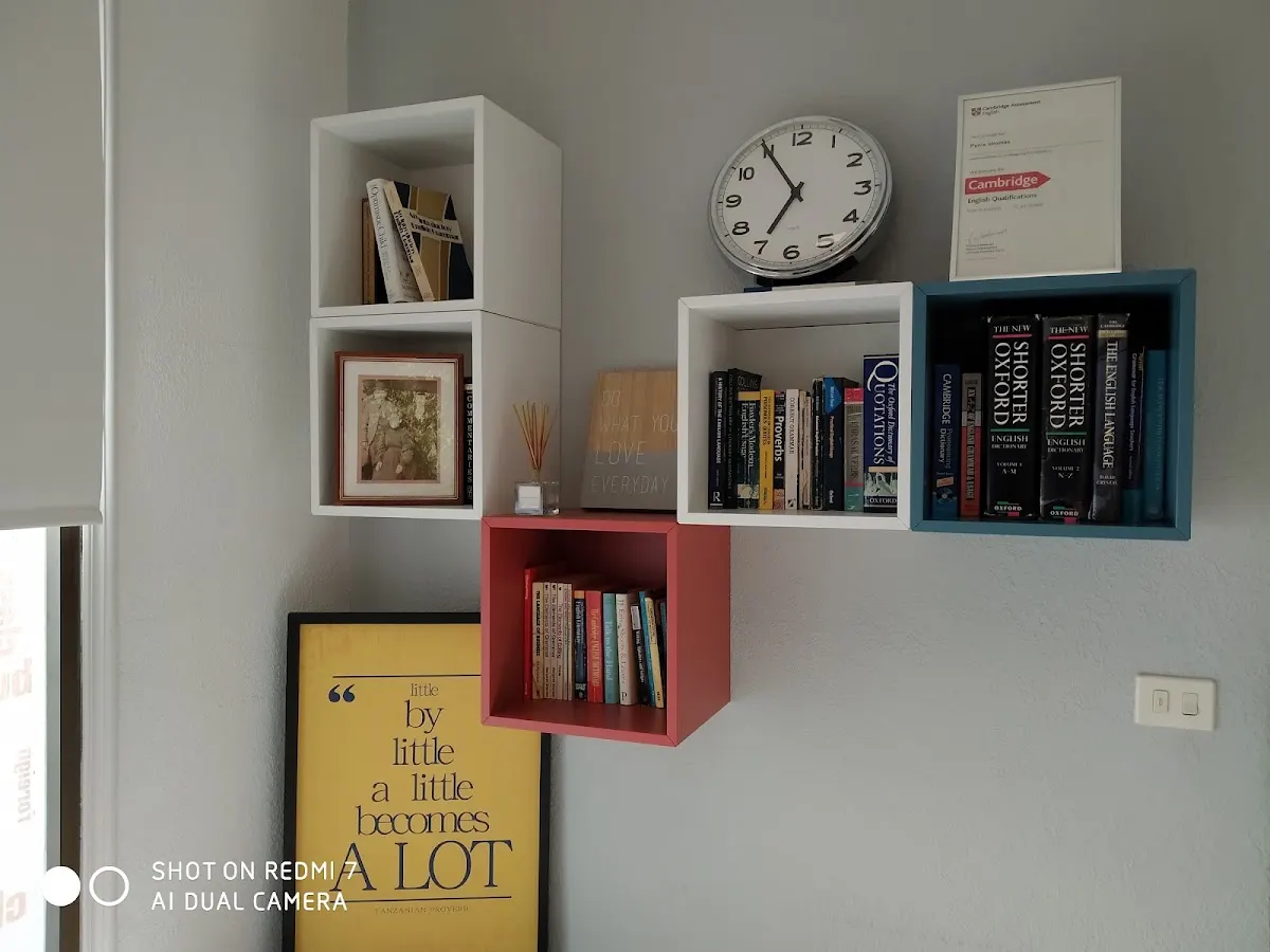 Estanterías con libros y materiales en una sala de Pym’s Idiomas.