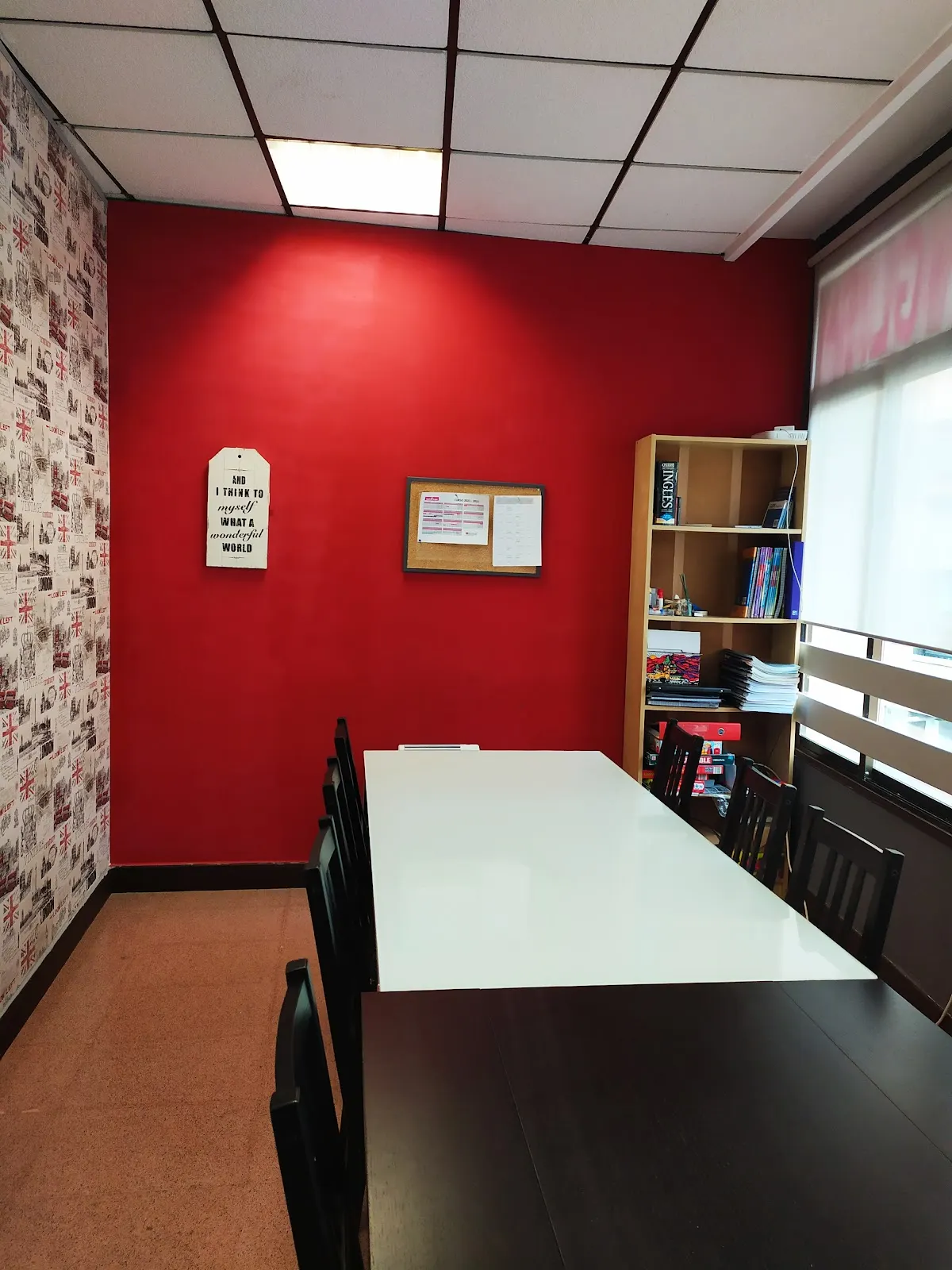Sala de estudio de Quality English con mesa y estantería de libros