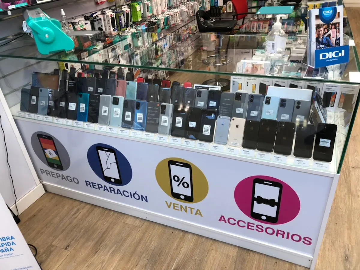 Expositor de móviles y accesorios en Quasi Novi