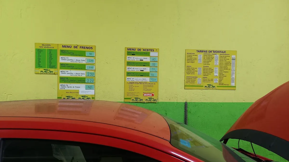 Carteles de tarifas y servicios en el taller Racar Durango
