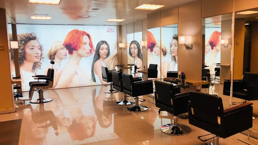 Interior de Rasel Peluquerías con puestos de corte y espejos