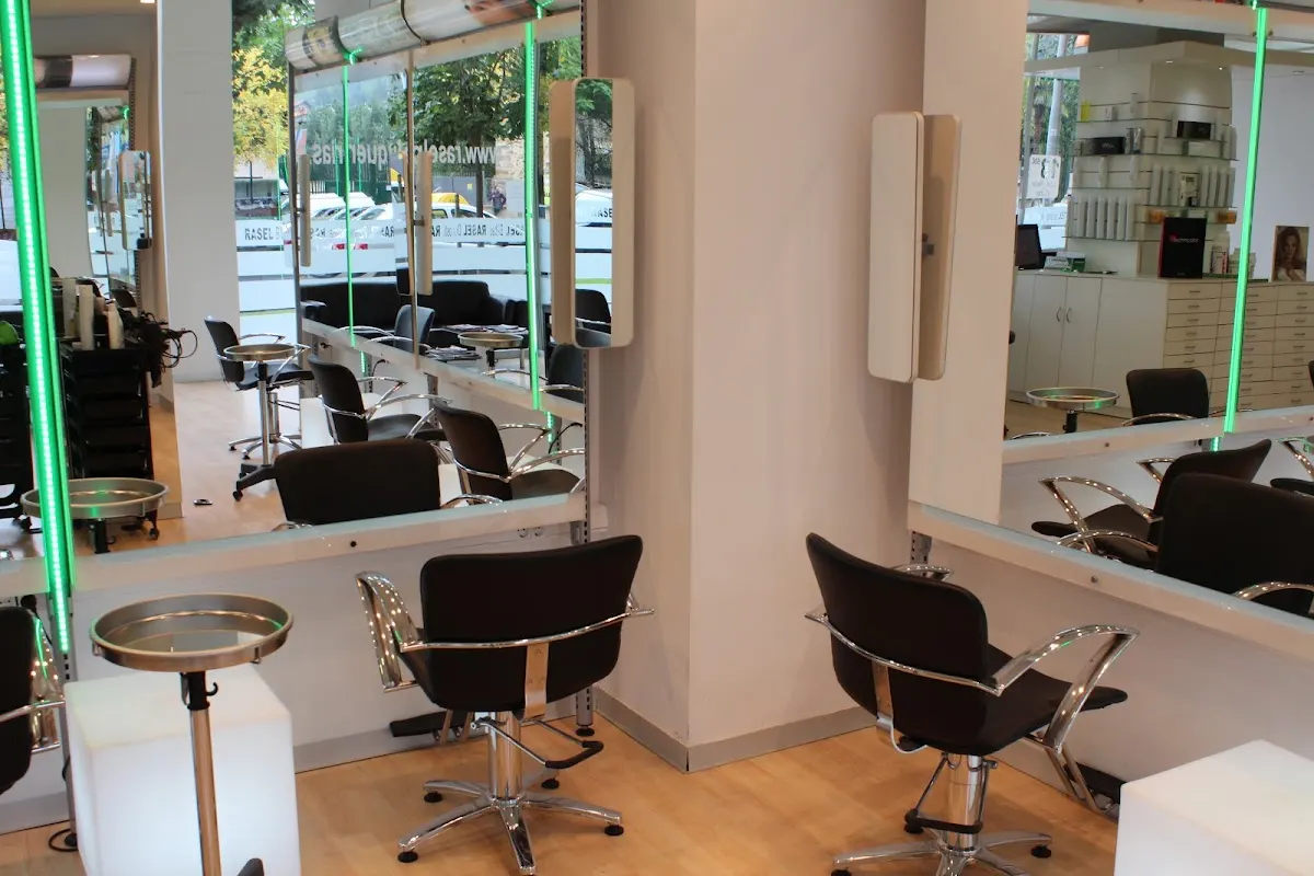 Puestos con sillones y espejos en Rasel Peluquerías.