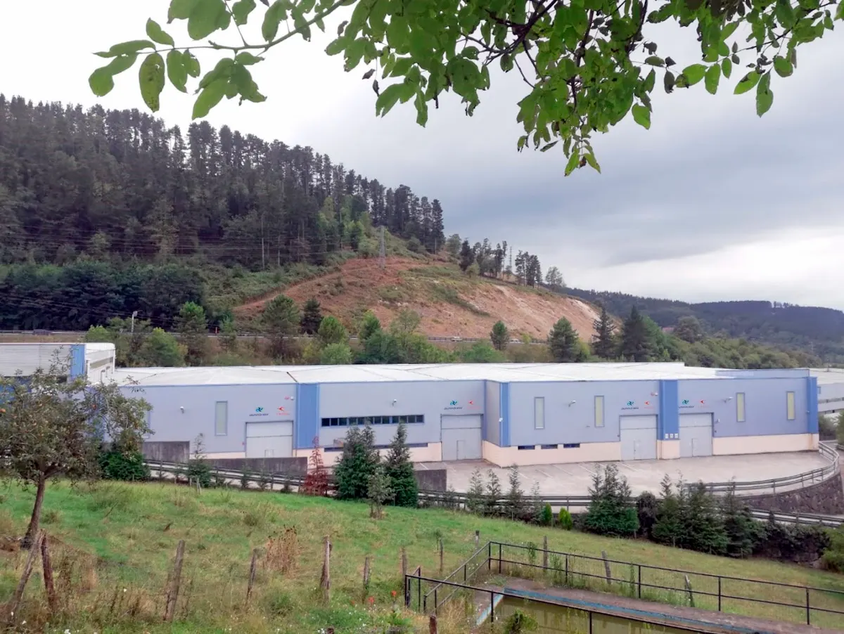 Vista exterior de las instalaciones de Rauman en un entorno arbolado