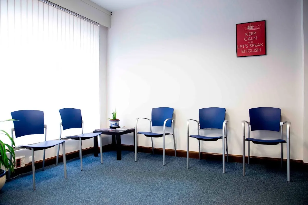 Sala de espera de Redhill Language con sillas azules