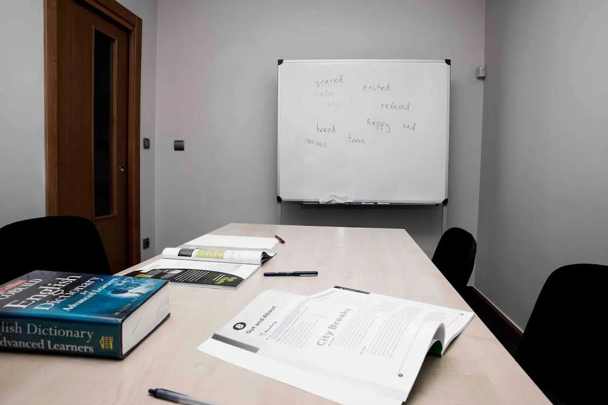 Aula de Redhill Language con mesa, libros y pizarra