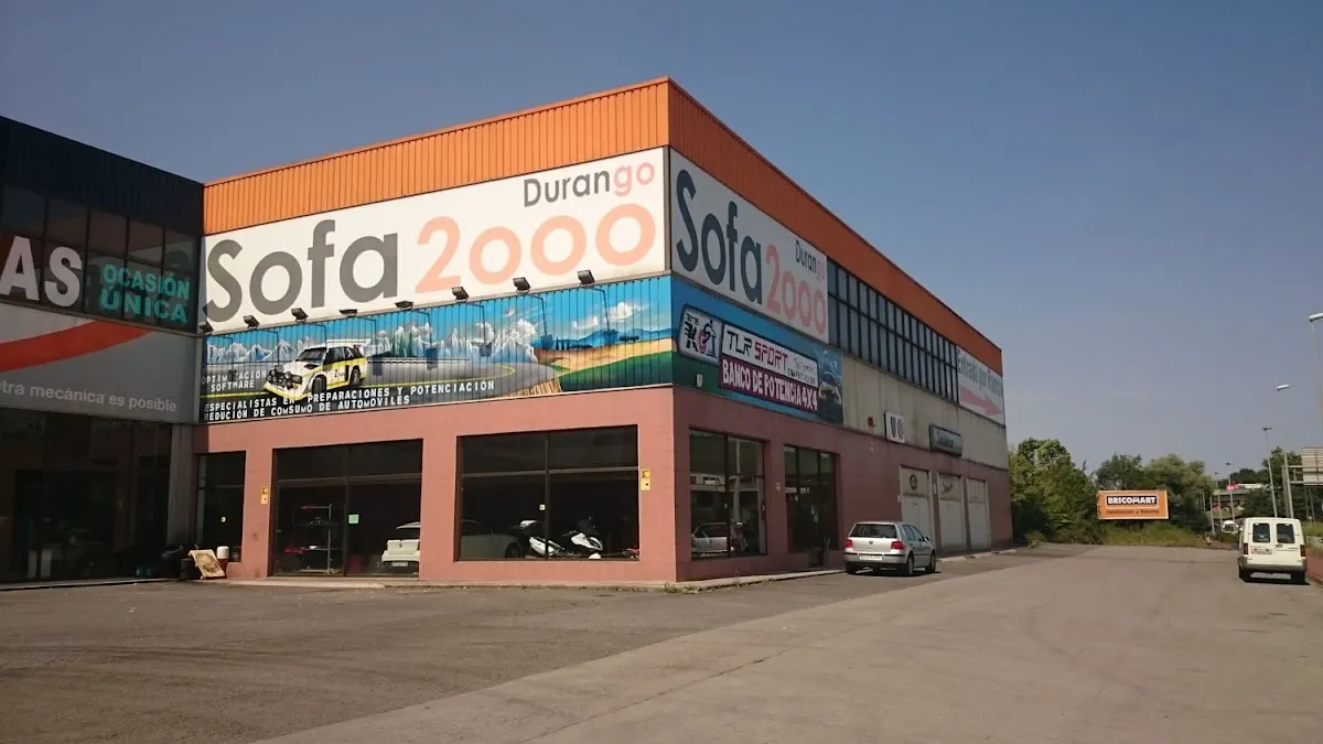 Fachada de un establecimiento de muebles Sofa 2000 en Durango.