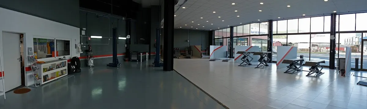 Interior de Repara Tu Vehículo con boxes mecánicos y elevadores.