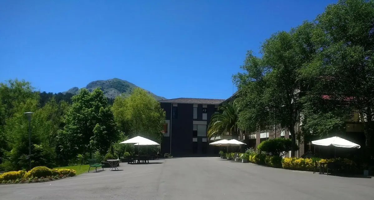 Exterior de la Residencia Atxarte, rodeado de jardines y árboles.