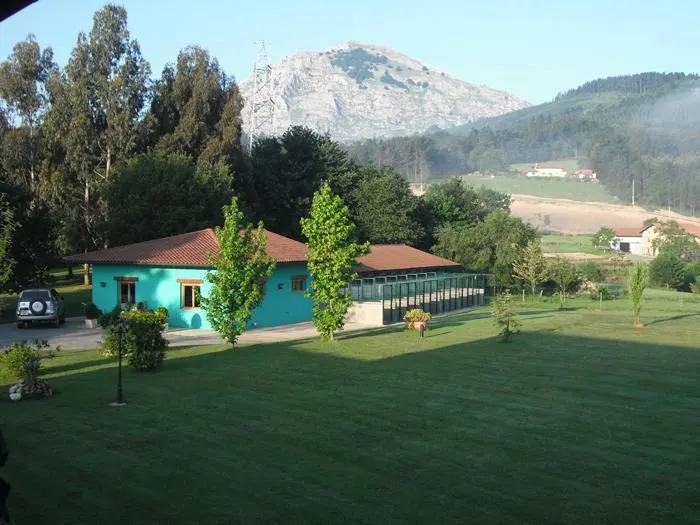 Residencia Canina Kantarriketas, edificio y zona ajardinada en un entorno rural de Abadiño.