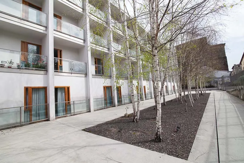 Exterior de la Residencia de mayores Barandiaran, con edificio y zona ajardinada en Durango.