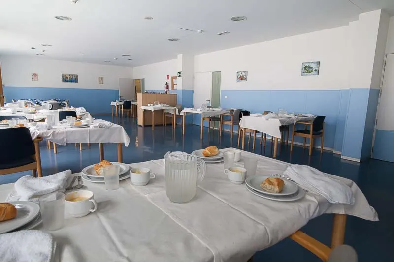Comedor de la Residencia de mayores Barandiaran preparado para el servicio.