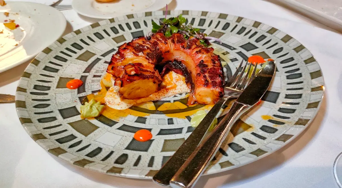 Plato de pulpo a la brasa servido en el Restaurante Akebaso.