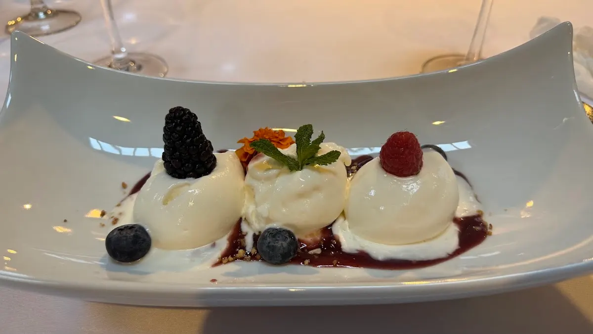 Postre con frutos rojos y helado en el Restaurante Akebaso.