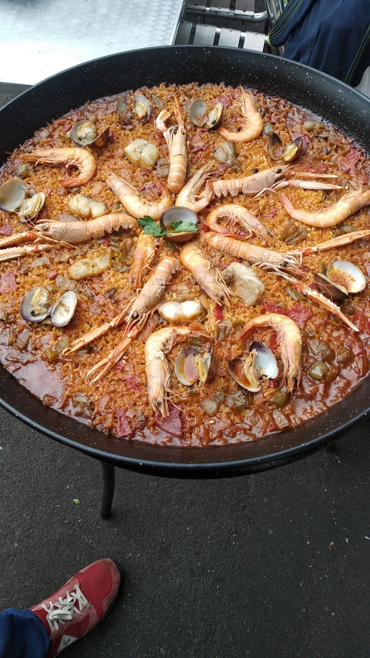 Paella de marisco servida en una paellera en el Asador Azken
