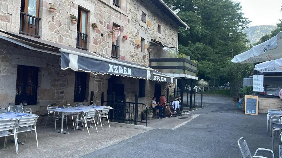Terraza y fachada del Restaurante Asador Azken en Iurreta