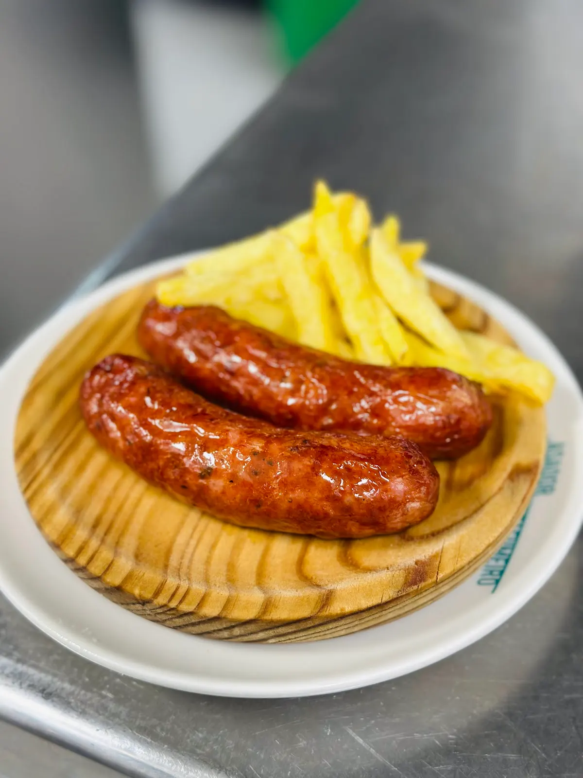 Dos piezas de carne asada con patatas fritas servidas en una tabla.