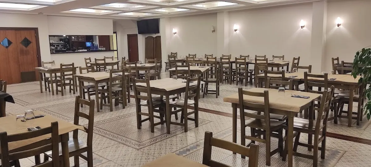 Comedor amplio del Restaurante Bar Aboro, con mesas y sillas de madera.