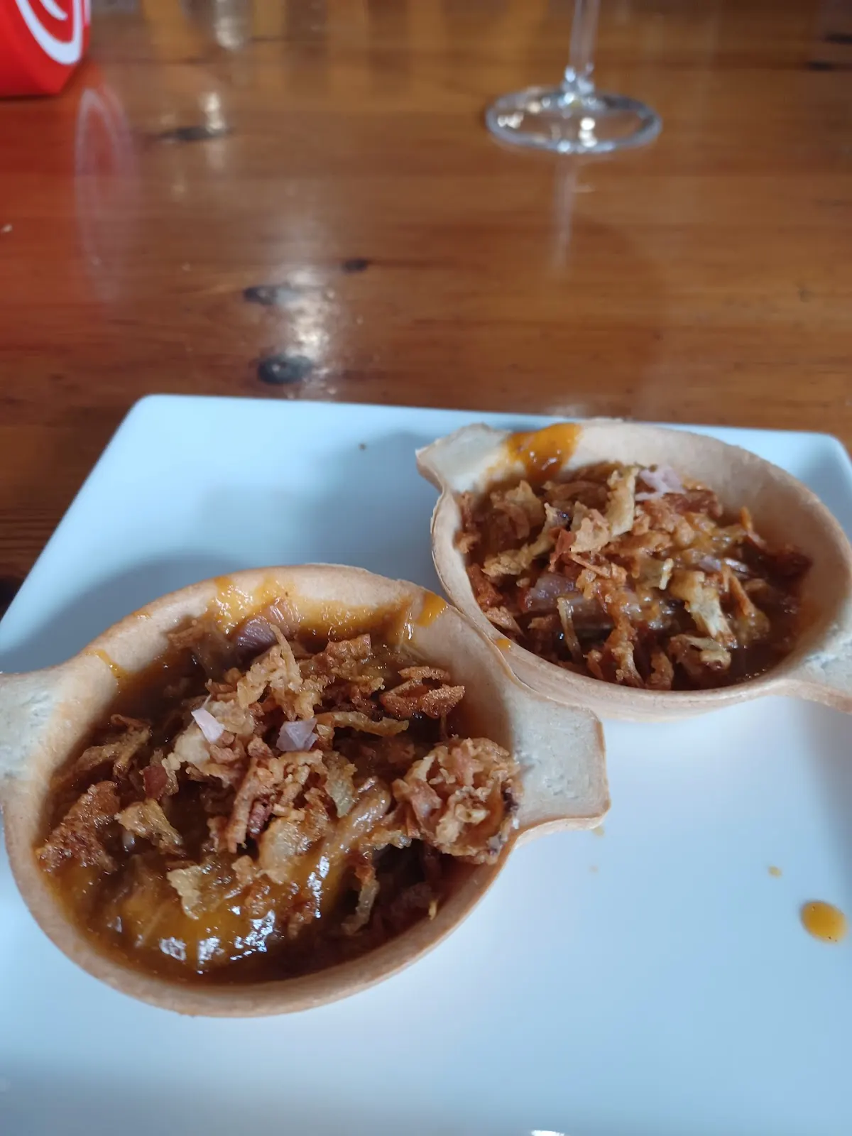 Detalle de dos tapas servidas en un plato blanco en Barnebide Jatetxea.
