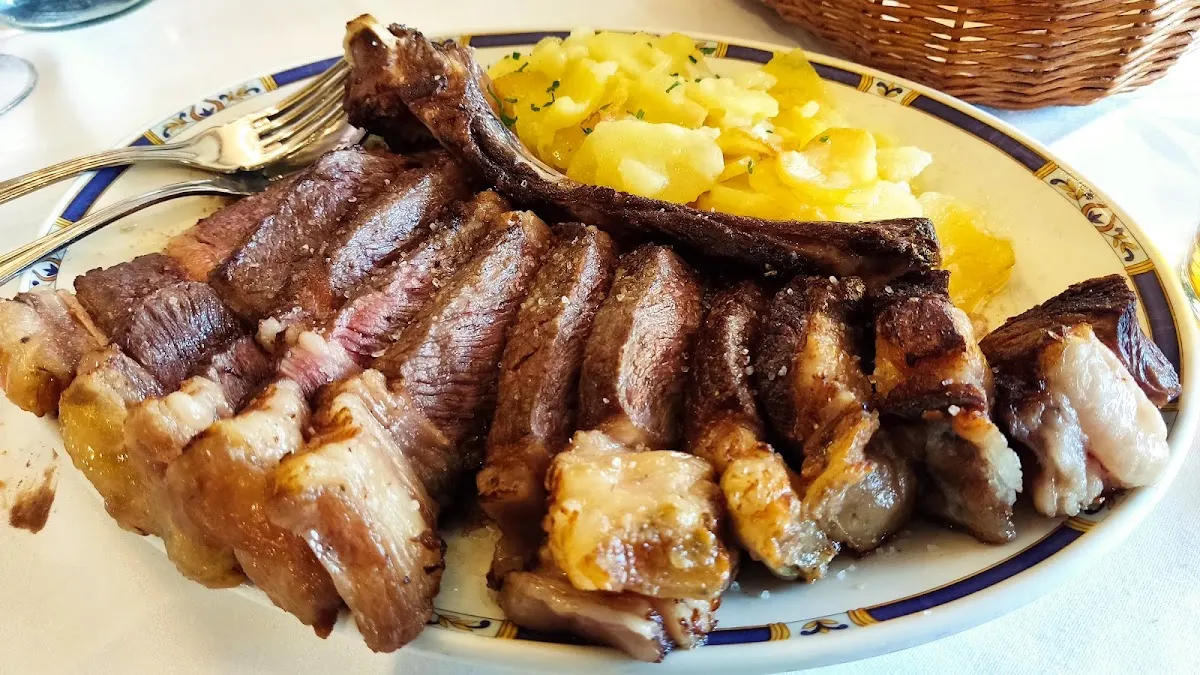 Plato de carne asada con patatas en Basaguren Jatetxea