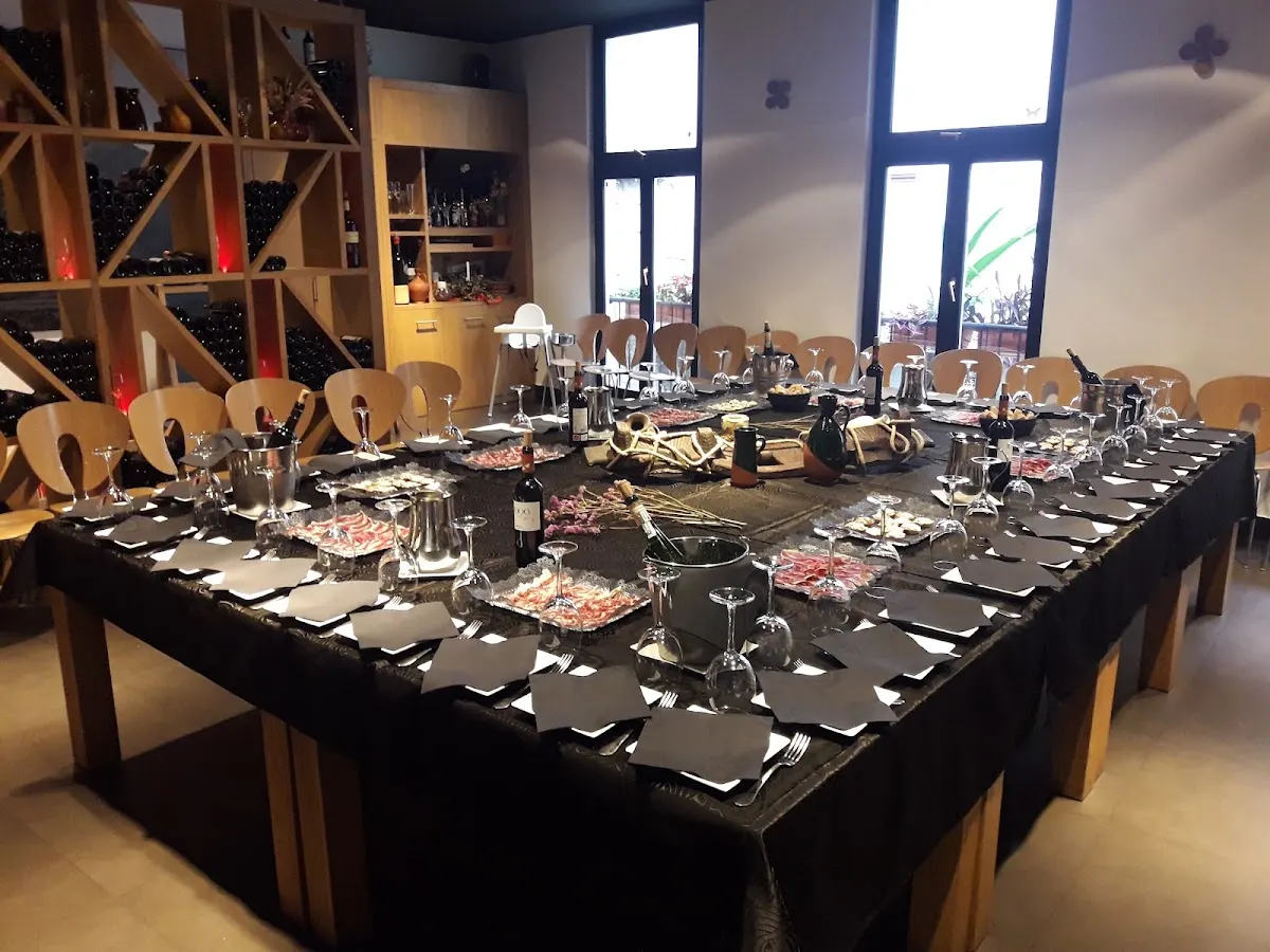 Comedor del Restaurante Batzoki Durango preparado con mesas para una comida de grupo.