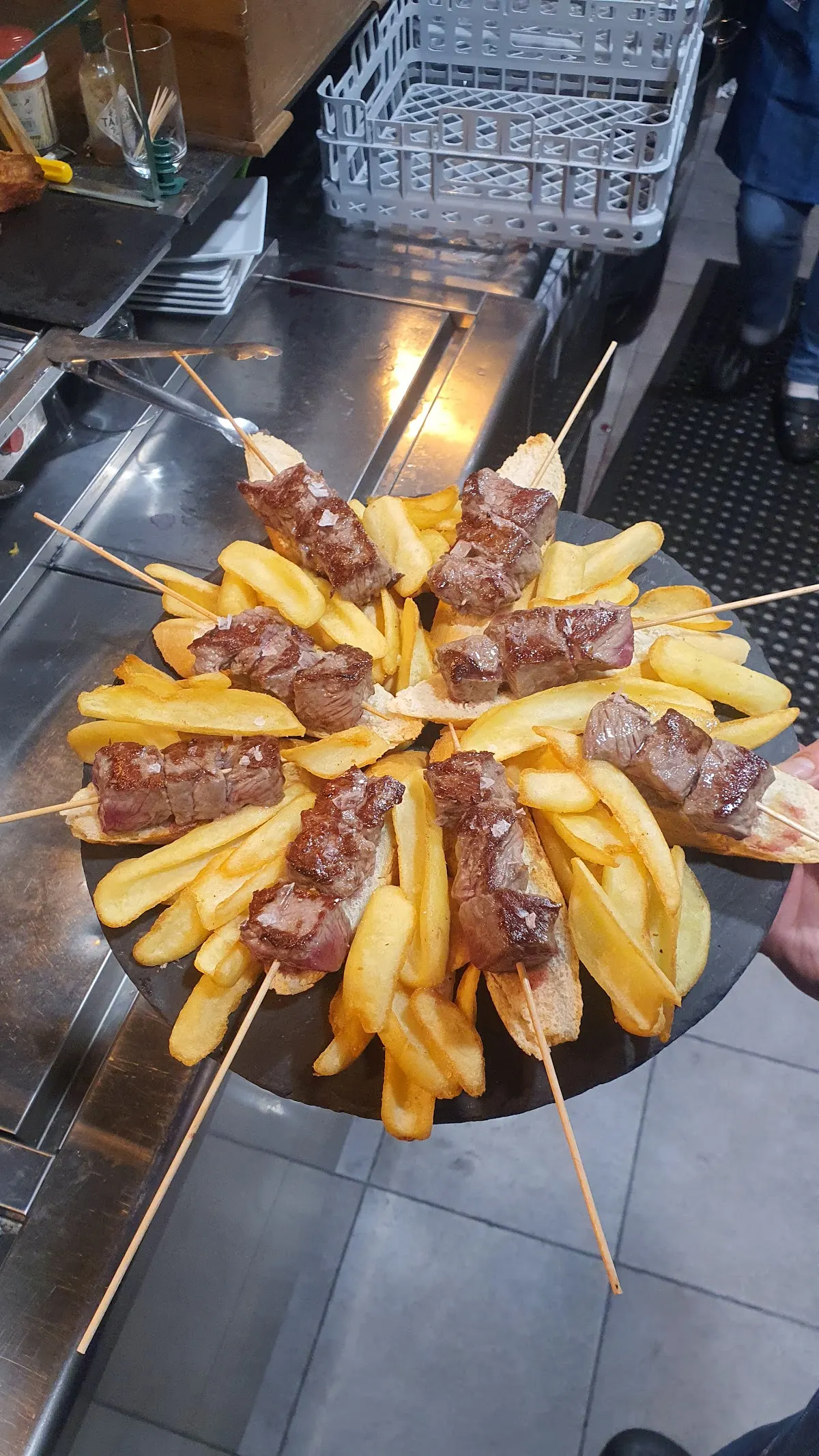 Ración de carne con patatas fritas en la cocina del Restaurante Batzoki Durango.