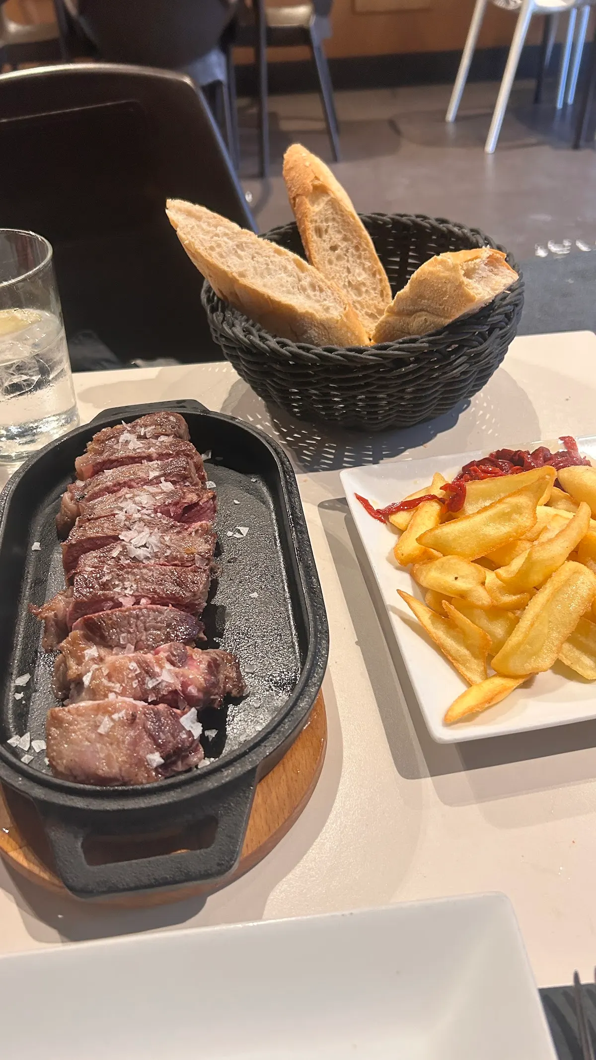 Carne a la plancha con patatas fritas y pan en el Restaurante Batzoki Durango.