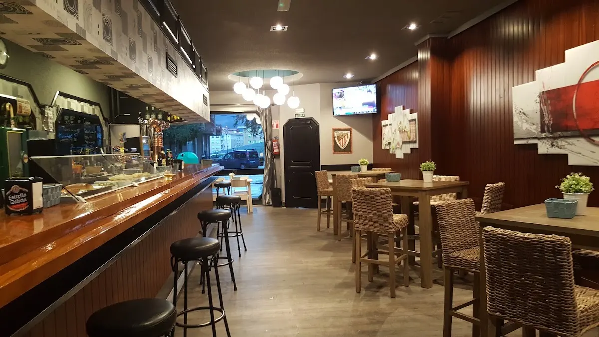 Interior del Restaurante Bide Baltz, con barra y mesas altas.
