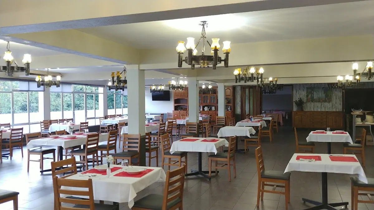 Comedor del Restaurante Eguzki Alde, con mesas dispuestas para los comensales.