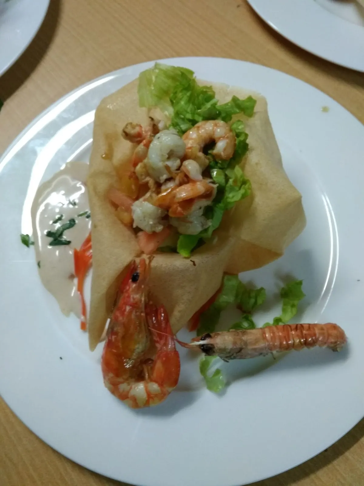 Plato de marisco y ensalada del Restaurante Eguzki Alde.