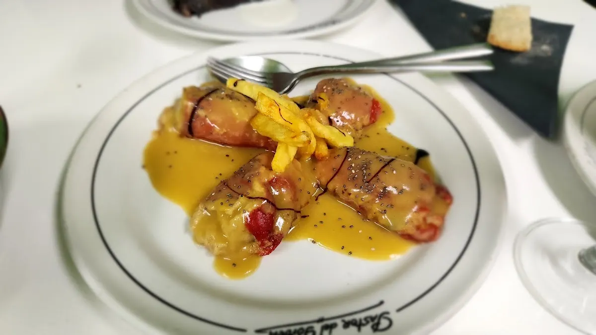 Plato de El Pastor del Gorbea con piezas rellenas y salsa amarilla.