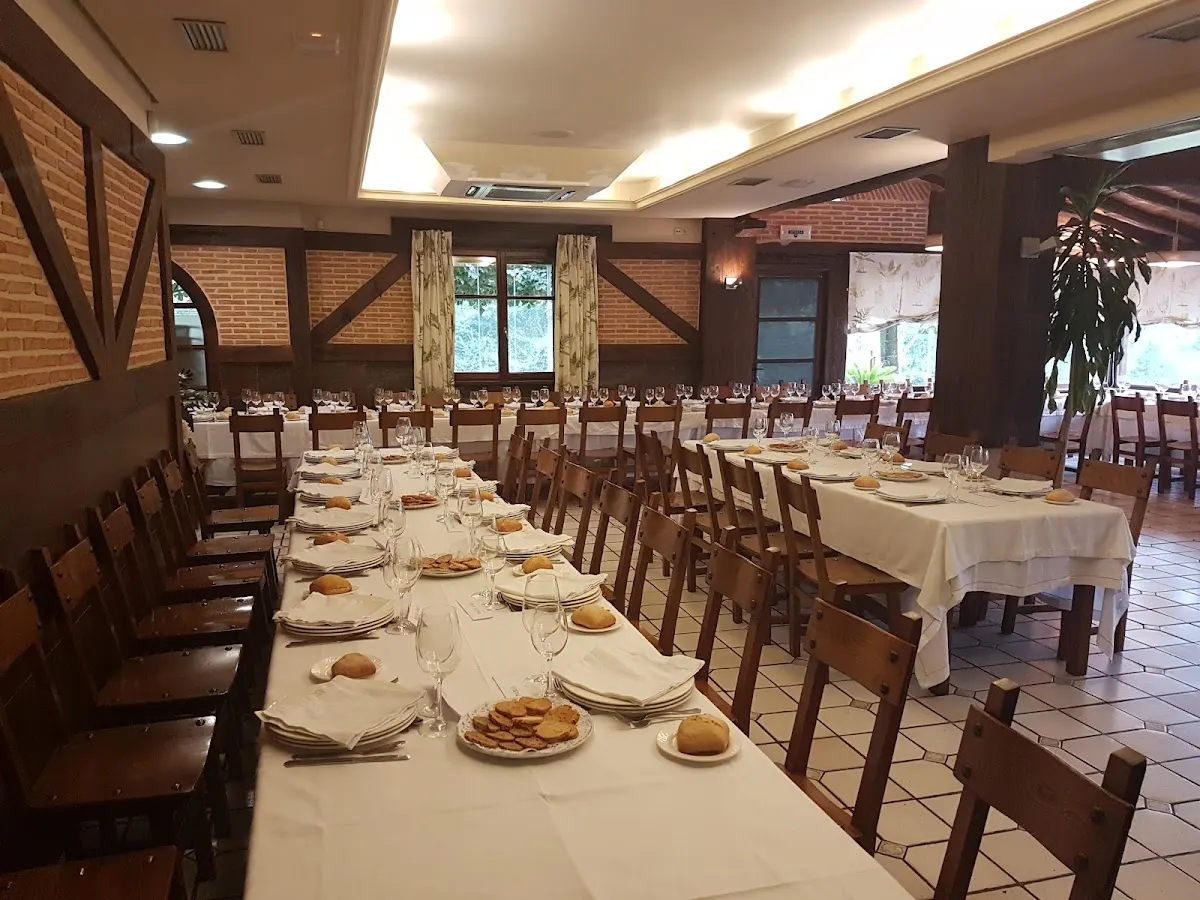 Comedor de Restaurante Ereña dispuesto con mesas para una comida de grupo