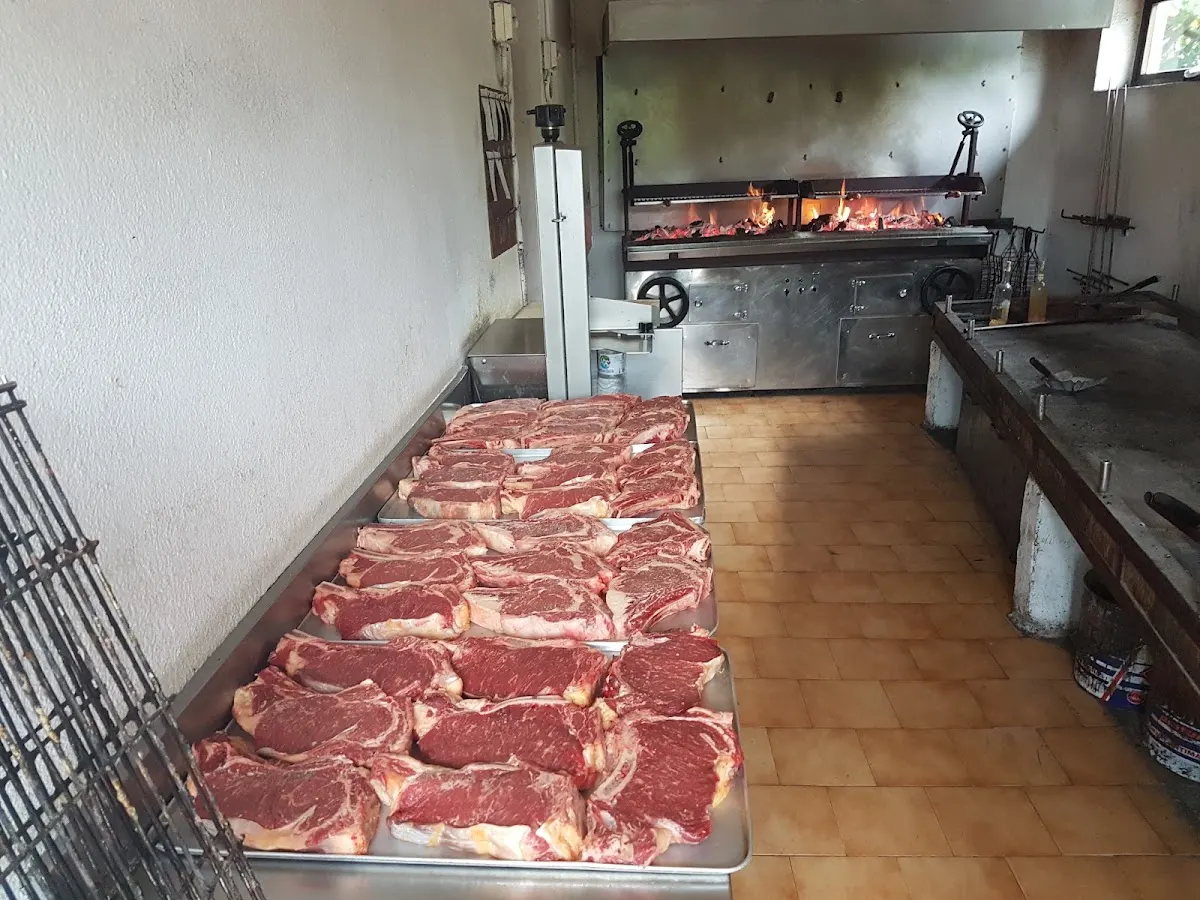 Carnes preparadas junto a la parrilla del asador de Restaurante Ereña